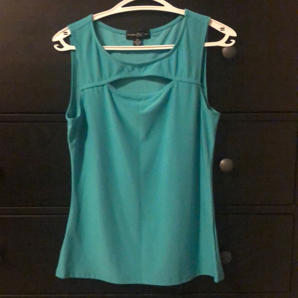 Turquoise tanktop with cutout